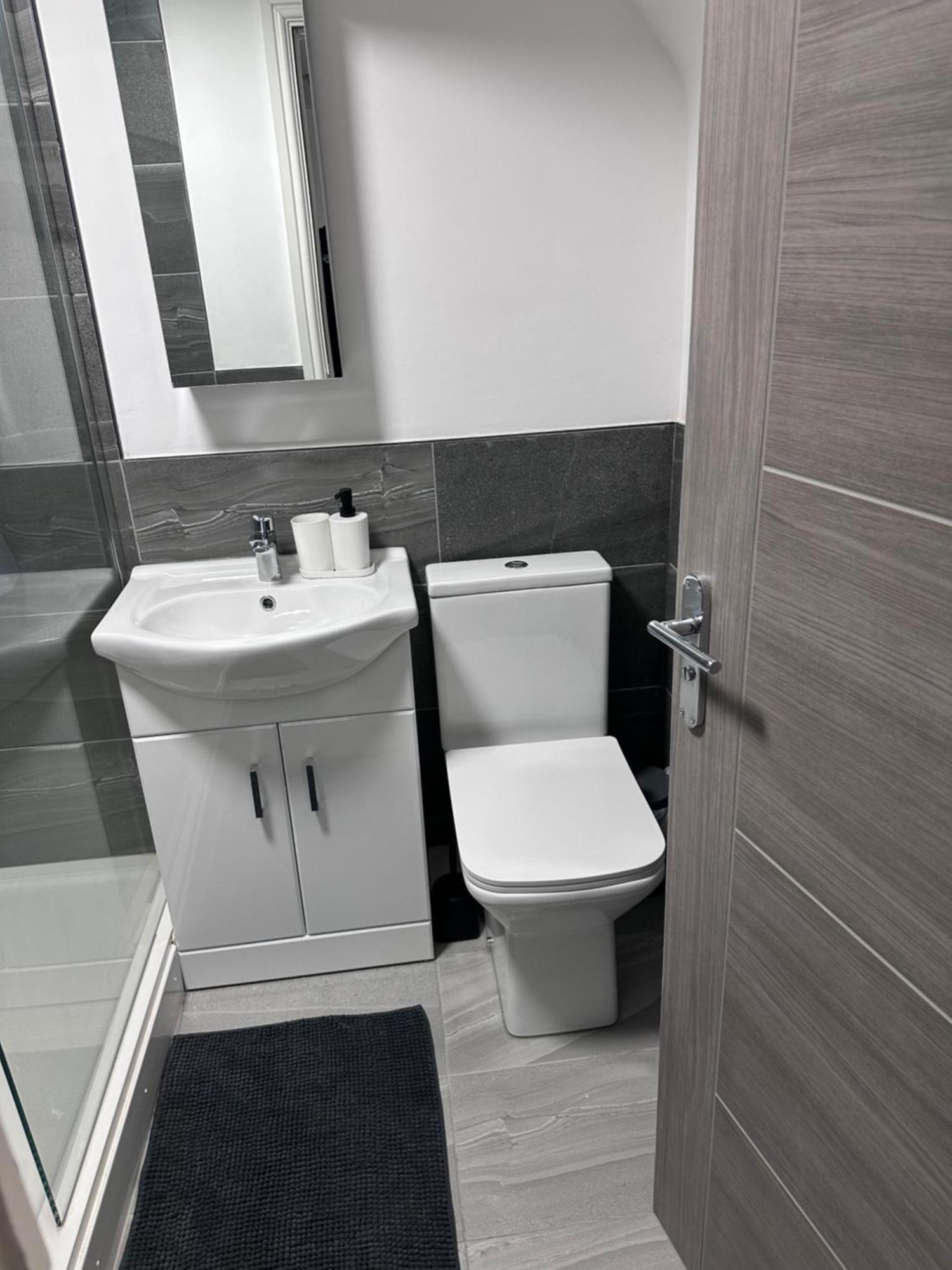 Stunning 2-Flat In Leicester! Exterior photo